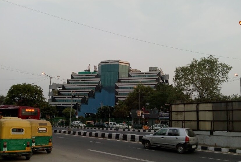 Munirka_a city street filled with lots of traffic
