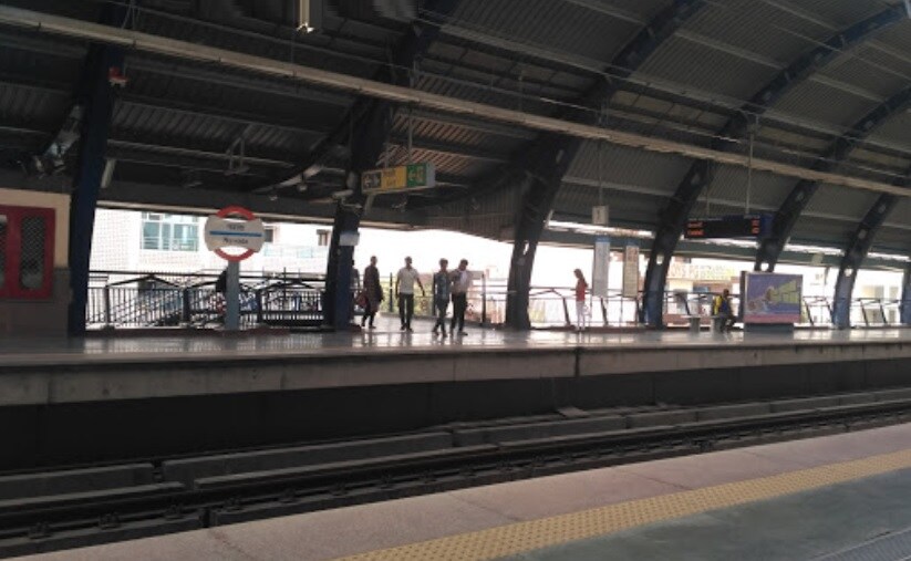Nawada_people standing on a platform at a train station