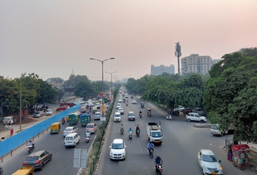 Pitampura_a city street filled with lots of traffic