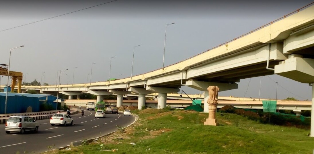 Sarai Kale Khan_a highway filled with lots of traffic next to a bridge