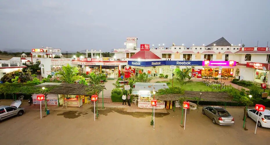 Shahpura_a city street filled with lots of tall buildings