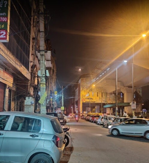 Shastri Nagar_a city street filled with lots of traffic at night