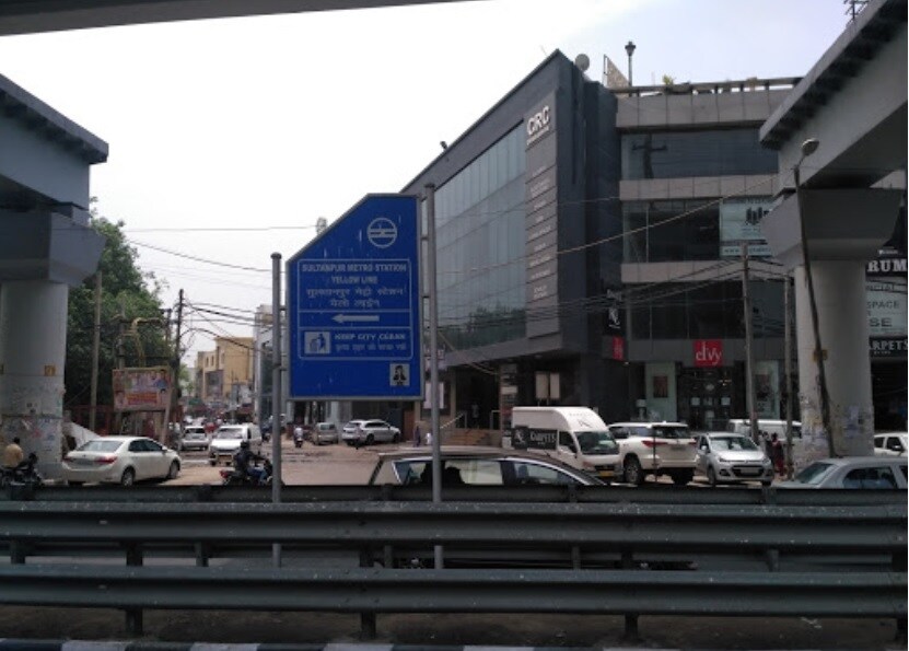 Sultanpur_a city street filled with lots of traffic