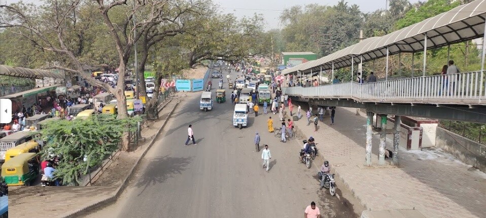 Vasant Vihar_a city street filled with lots of traffic