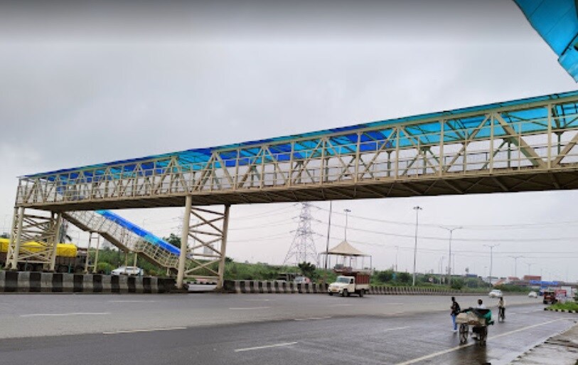 Dasna_a train crossing a bridge over a street