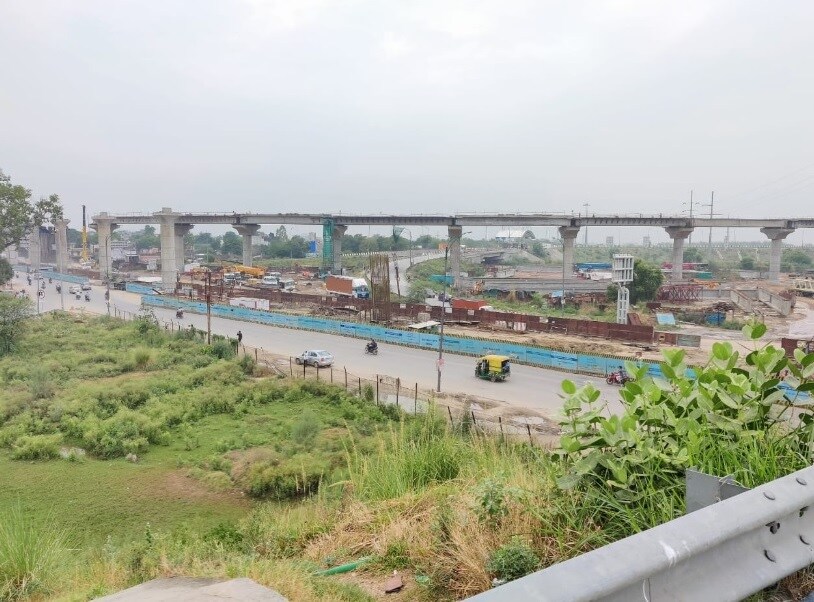 Duhai_a train traveling over a bridge over a river