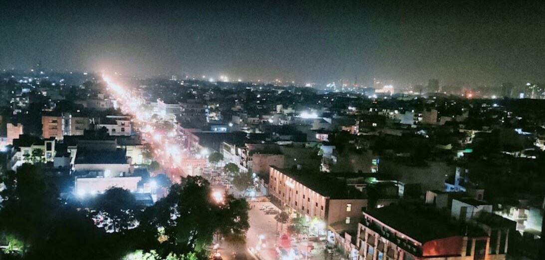 Gt Road_a city street filled with lots of traffic at night