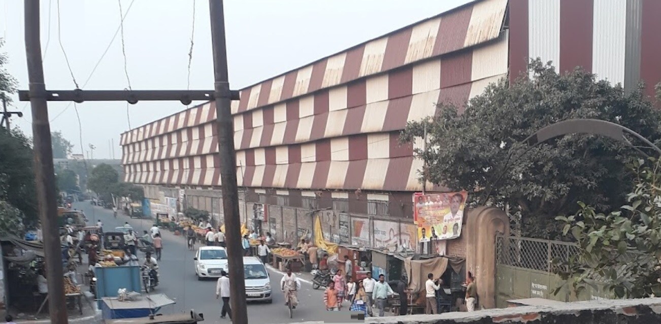 Lajpat Nagar_a city street filled with lots of traffic