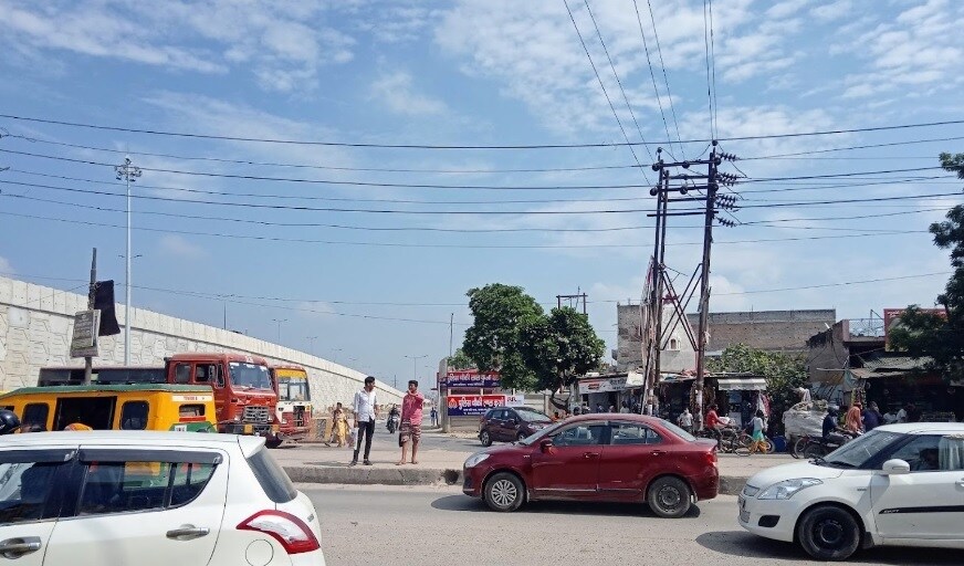 Lal Kuan_a city street filled with cars and people