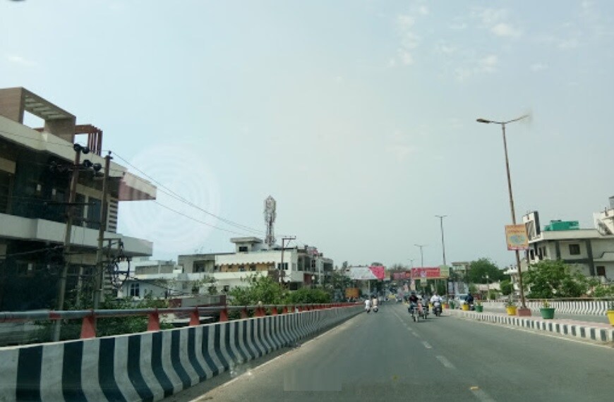 Model Town_a city street with cars parked on the side of the road