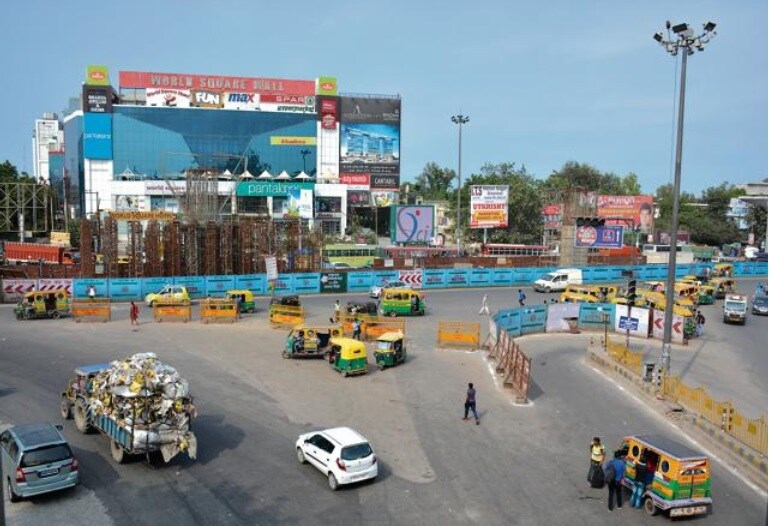 Om Nagar_a city street filled with lots of traffic