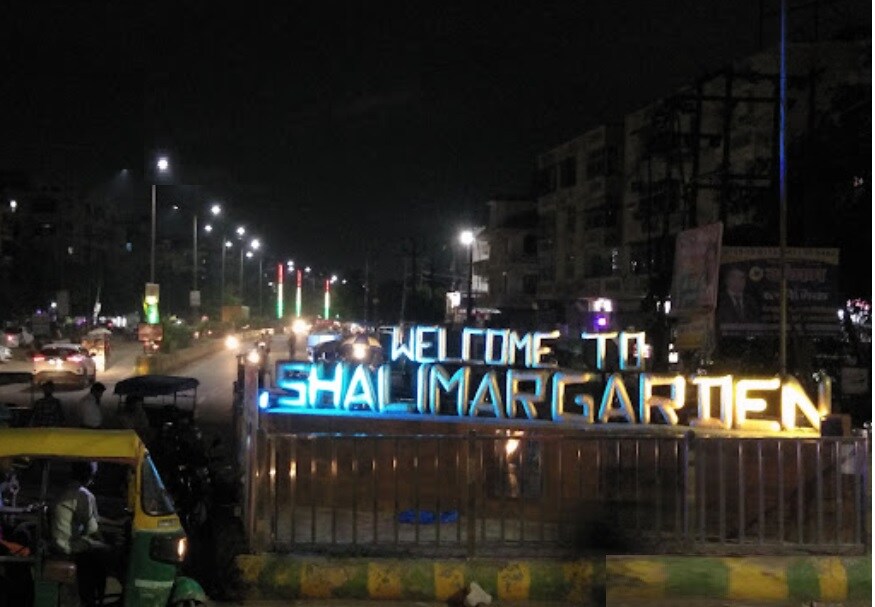 Shalimar Garden_a city street filled with lots of traffic at night