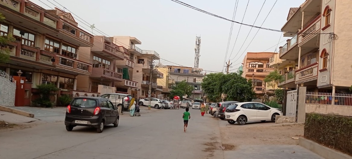 Ambedkar Nagar_a city street filled with cars and pedestrians