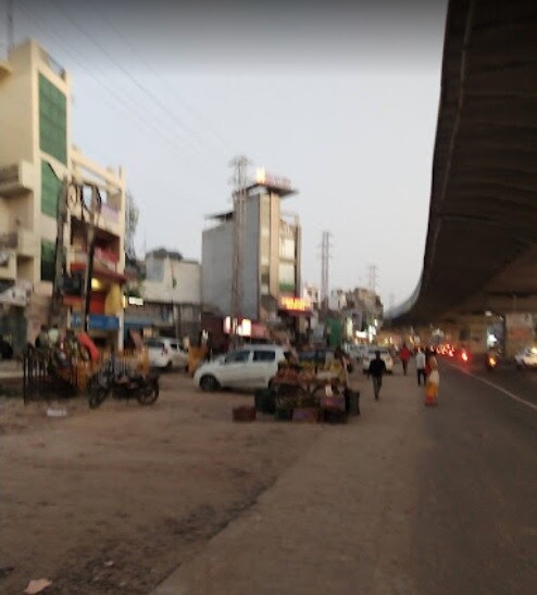Badshahpur_a city street filled with lots of cars and trucks