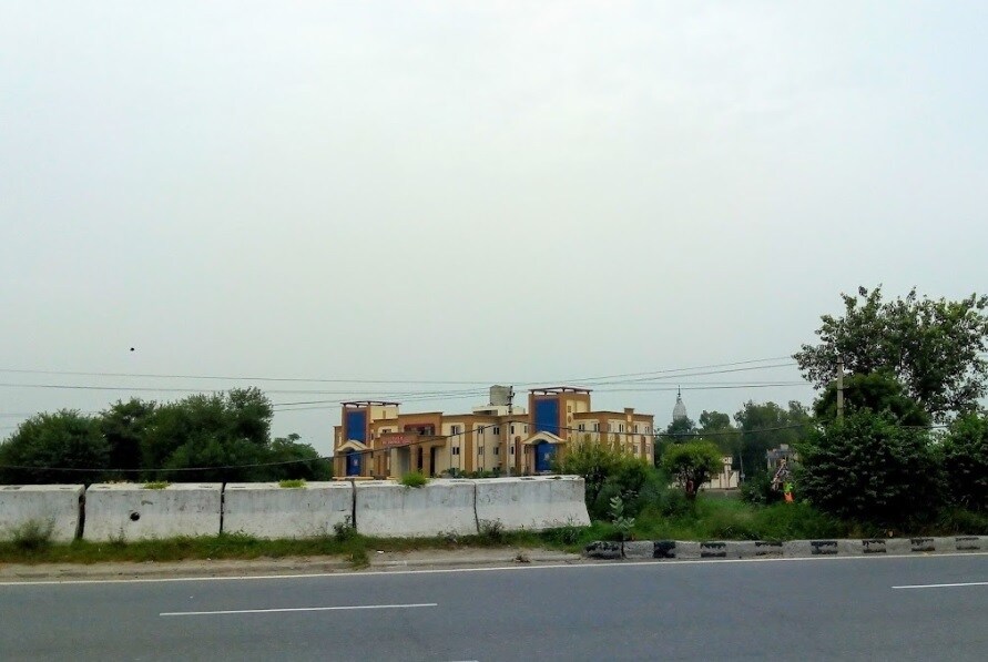 Bilaspur Kalan_a large building on the side of a road