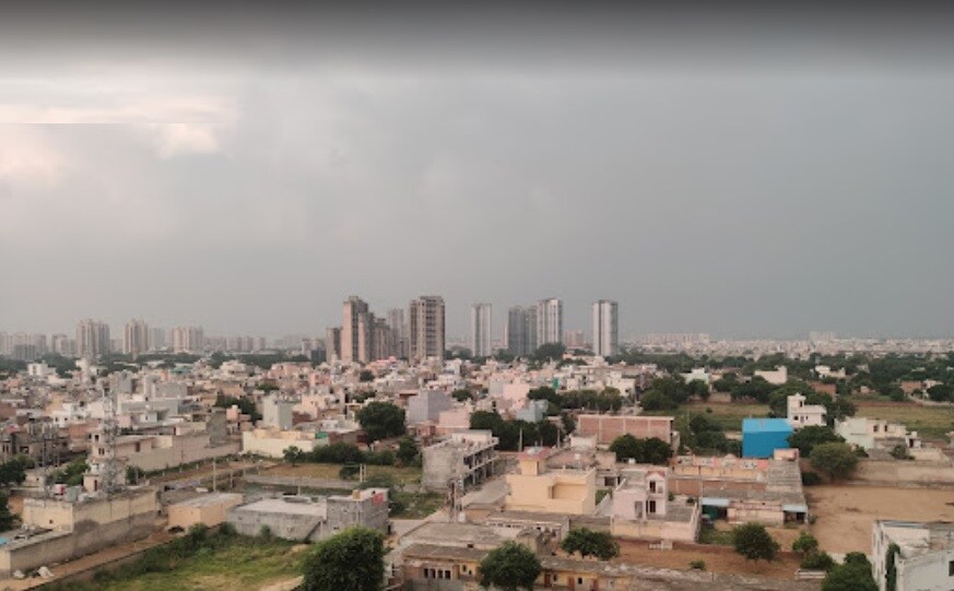 Daulatabad_a city with a lot of tall buildings