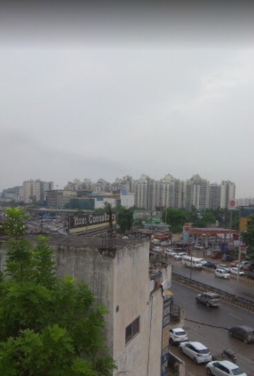 Islampur_a city street filled with lots of cars and buildings