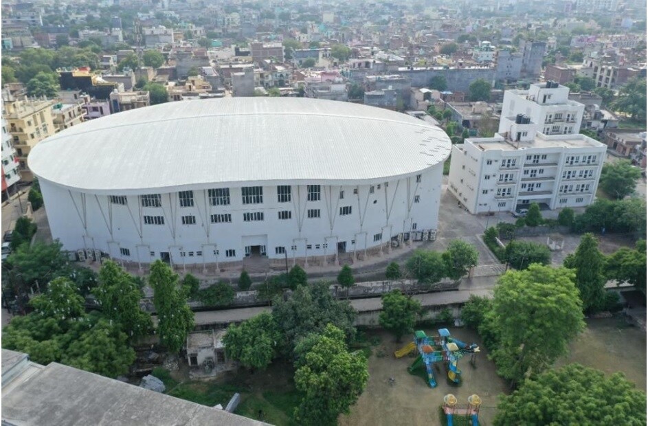 Sector 21_a large building with a lot of windows