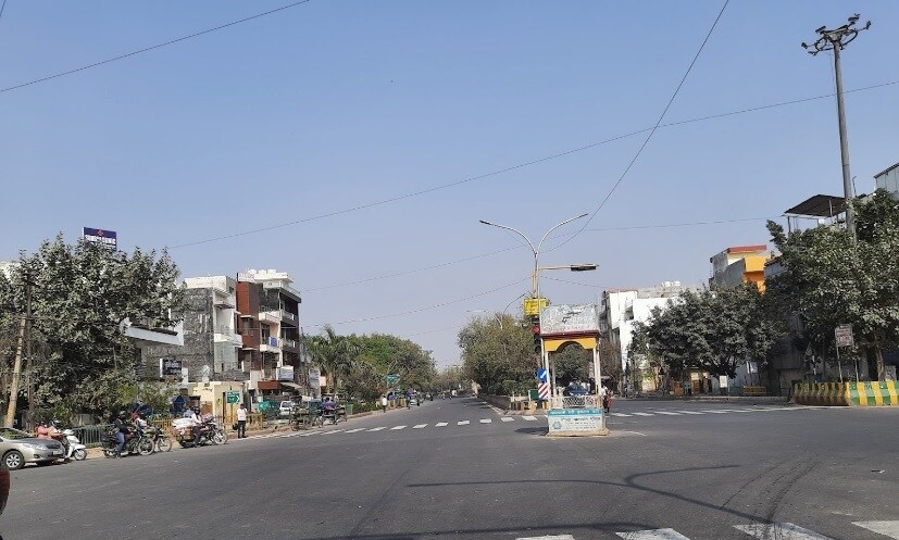 Sector 22_a city street filled with lots of traffic