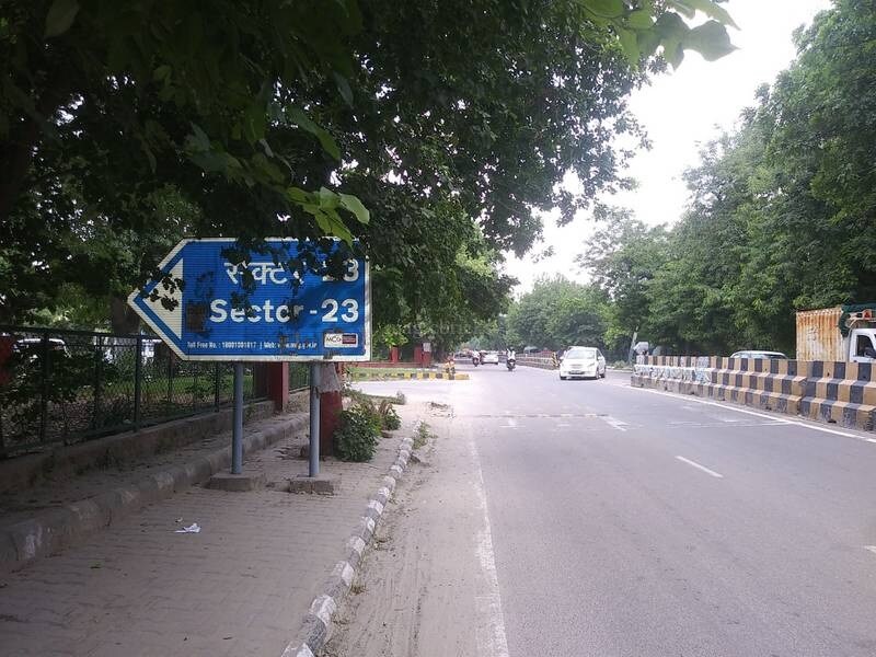 Sector 23_a street sign on the side of a road