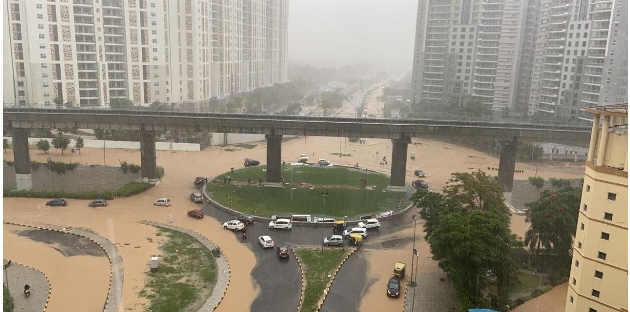 Sector 55_a city street filled with lots of tall buildings