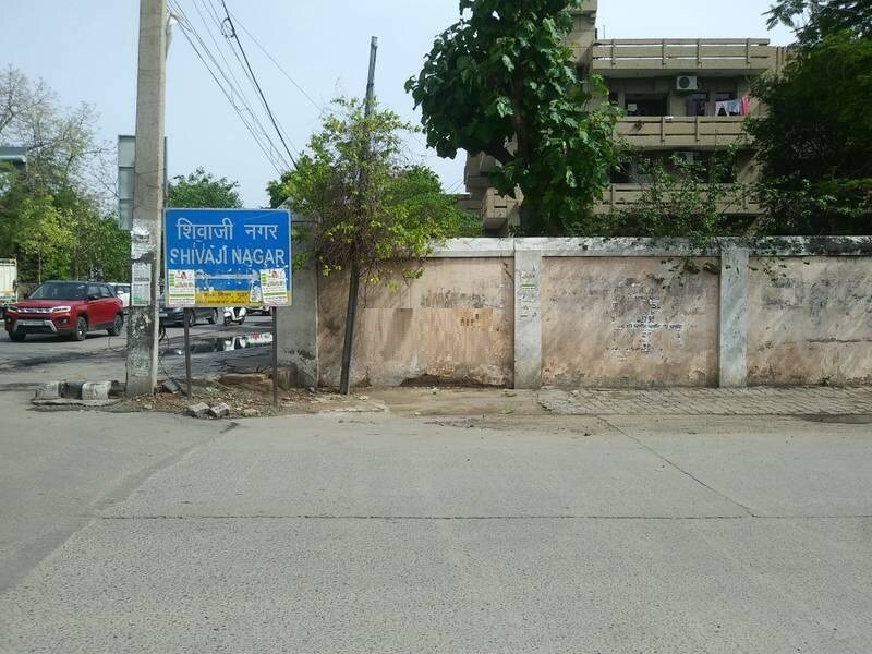 Shivaji Nagar_a street sign on the side of a road