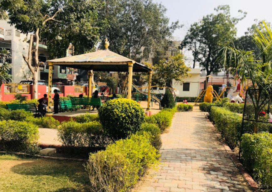 Shivpuri_a street scene with people walking around