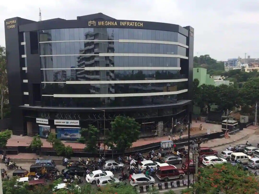 Adarsh Nagar_a city street filled with lots of tall buildings