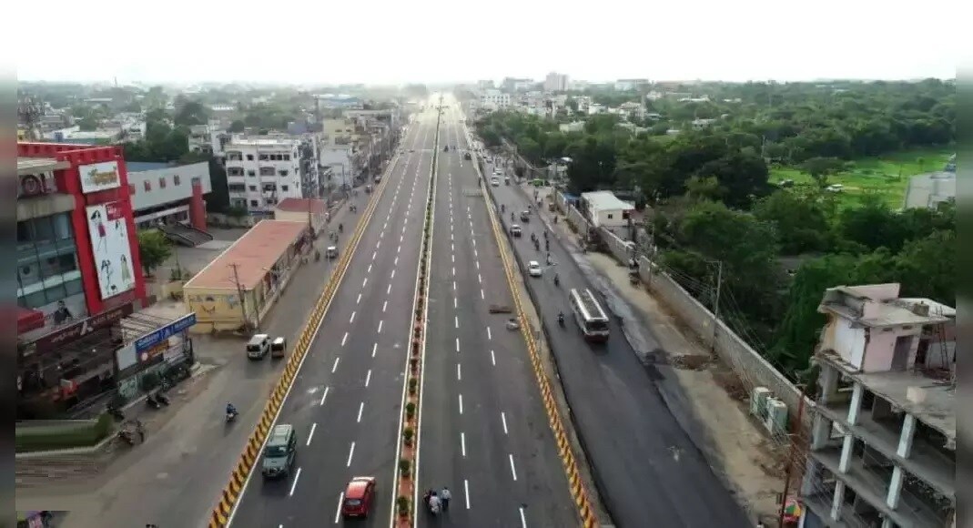 Bala Nagar_a city street filled with lots of traffic