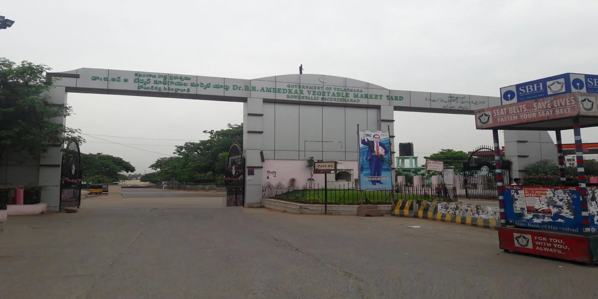 Bowenpally_a city street filled with lots of traffic