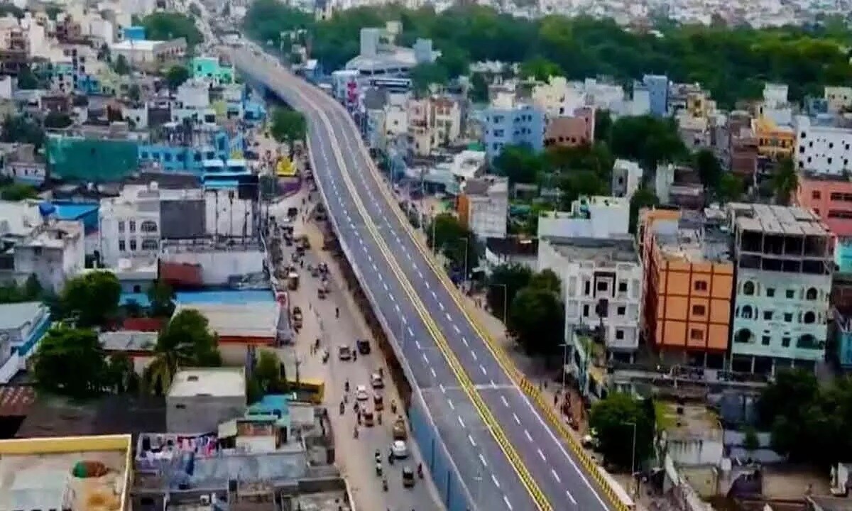 Chandrayangutta_a city street filled with lots of traffic