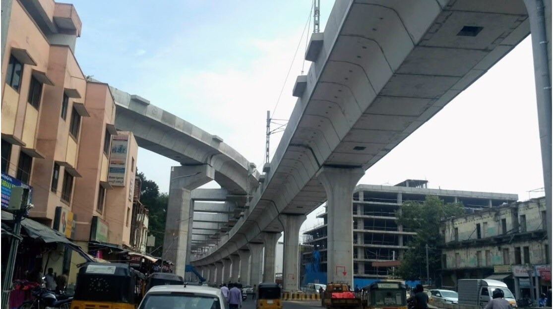 Koti_a city street filled with lots of traffic