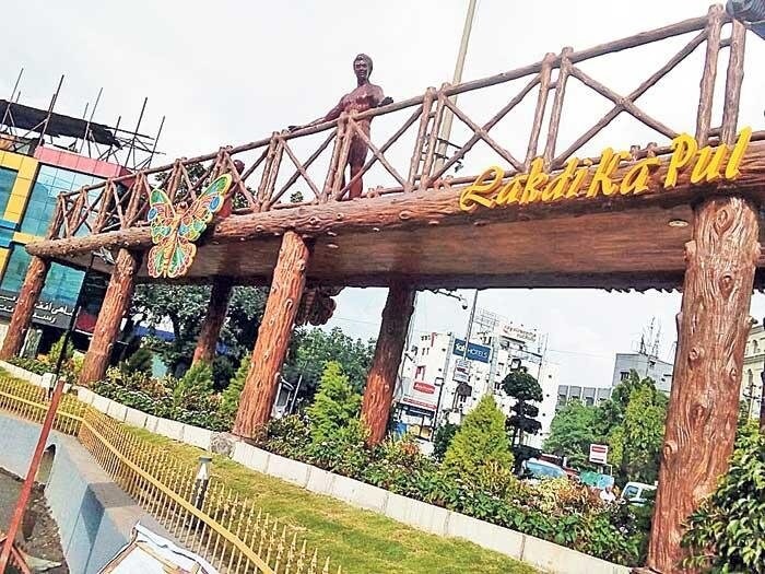 Lakdi ka pul_a statue of a man sitting on top of a wooden bench