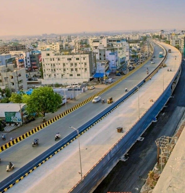 LB Nagar_a city street filled with lots of traffic
