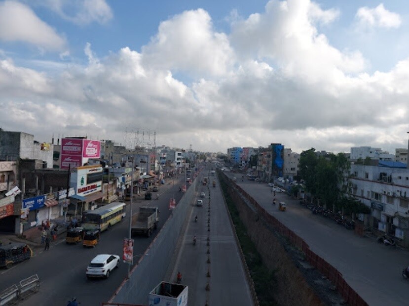LB Nagar_a city street filled with lots of traffic
