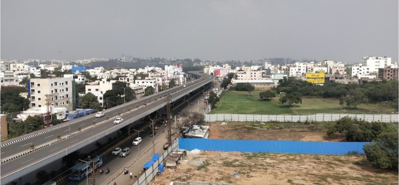 Mehdipatnam_a train is going down the tracks in a city