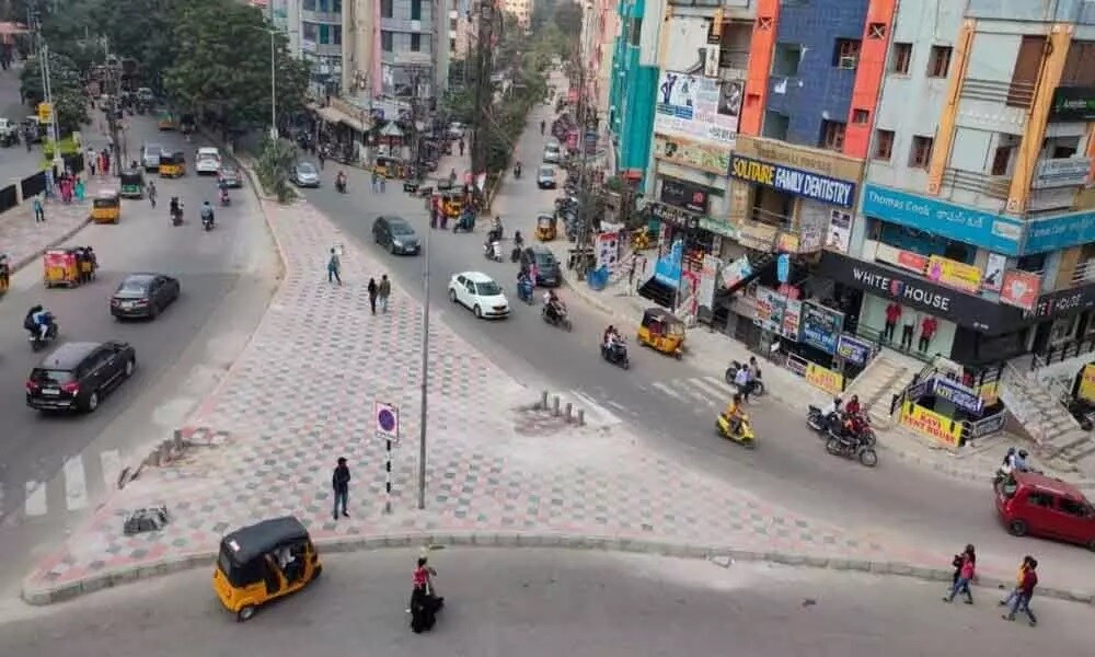 Moosapet_a city street filled with lots of traffic