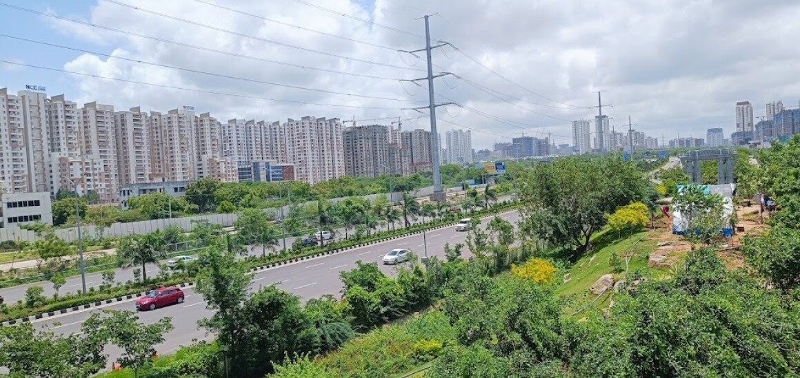 Narsingi_a city street filled with lots of traffic