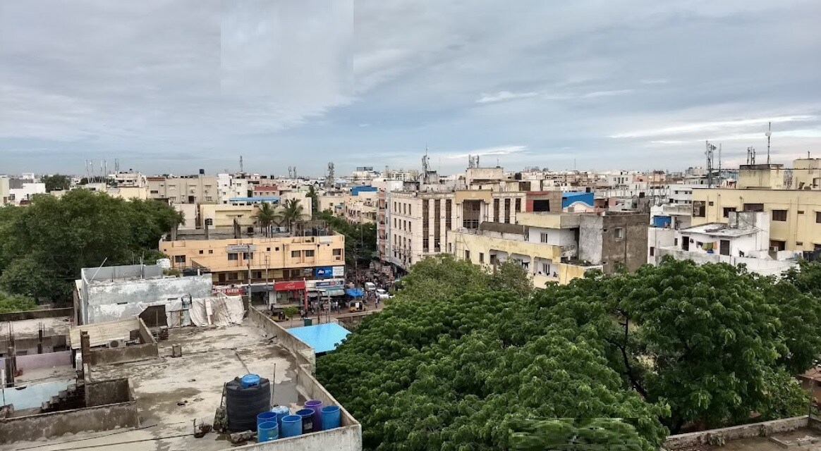 Srinivasa Nagar_a city with a lot of buildings and buildings