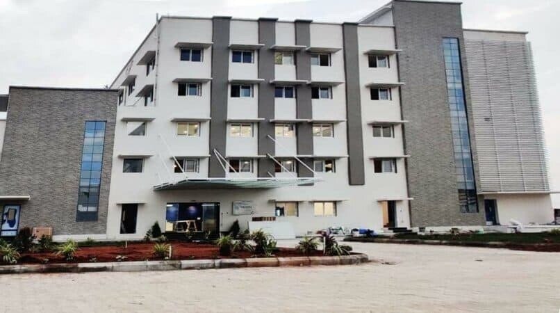 Sultanpur_a large building with a large window