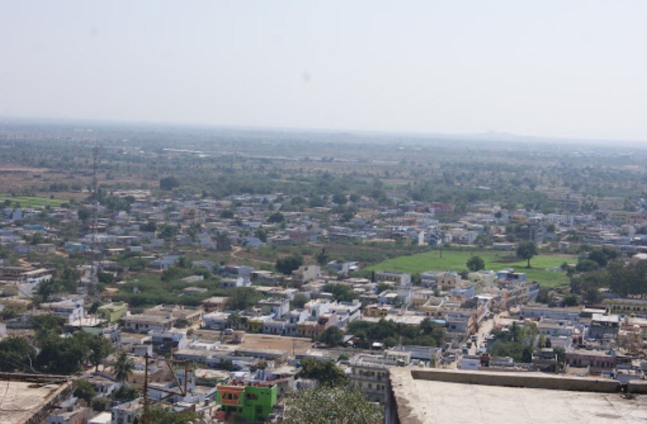 Yadagirigutta_a city with a lot of tall buildings