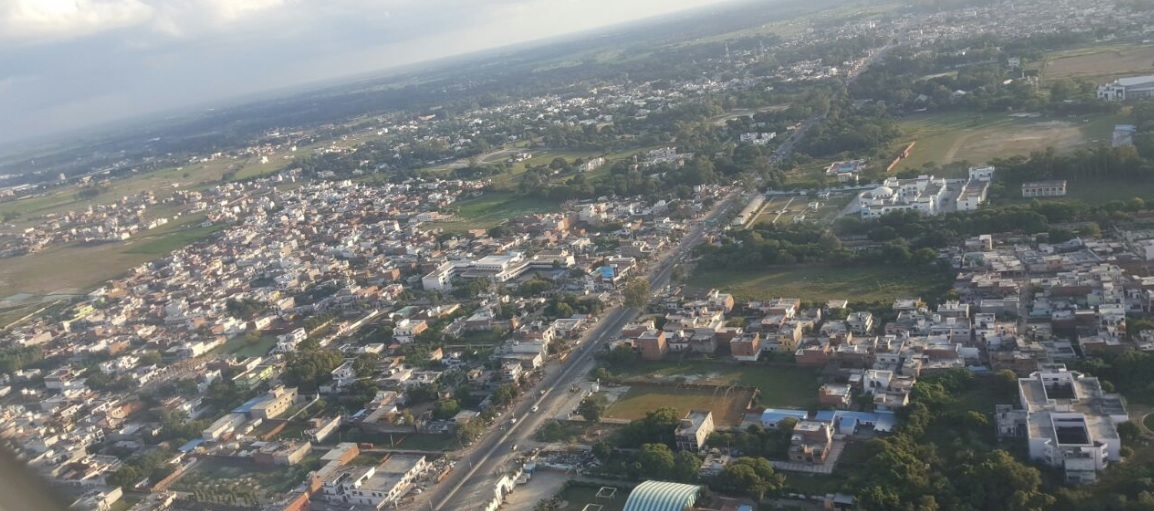 Amausi_a city with a lot of tall buildings