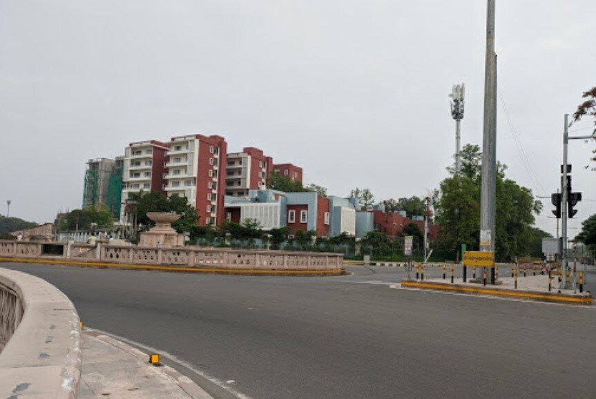 Anand Nagar_a city street filled with lots of tall buildings
