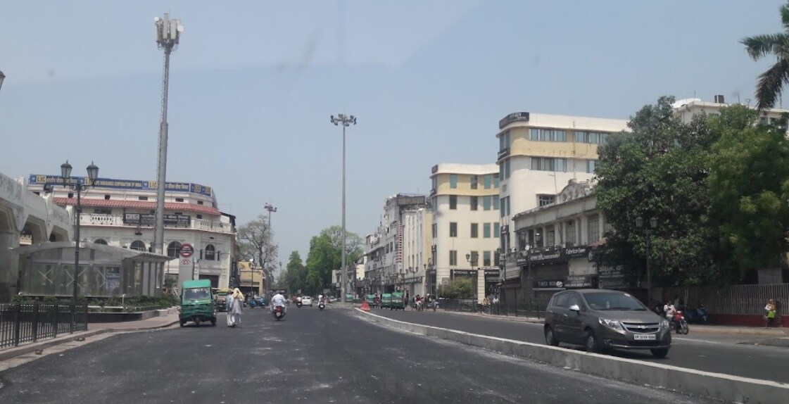 Dubagga_a city street filled with cars and trucks