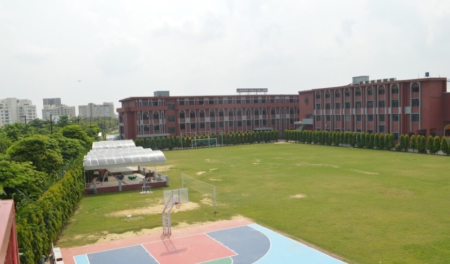 Jankipuram_a large building with a fountain in the middle of it