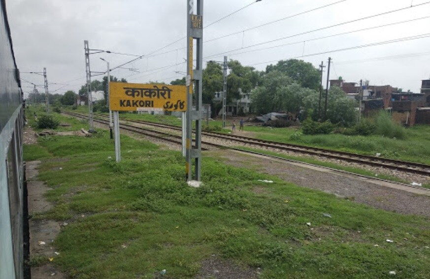 Kakori_a railroad crossing sign on a railroad track