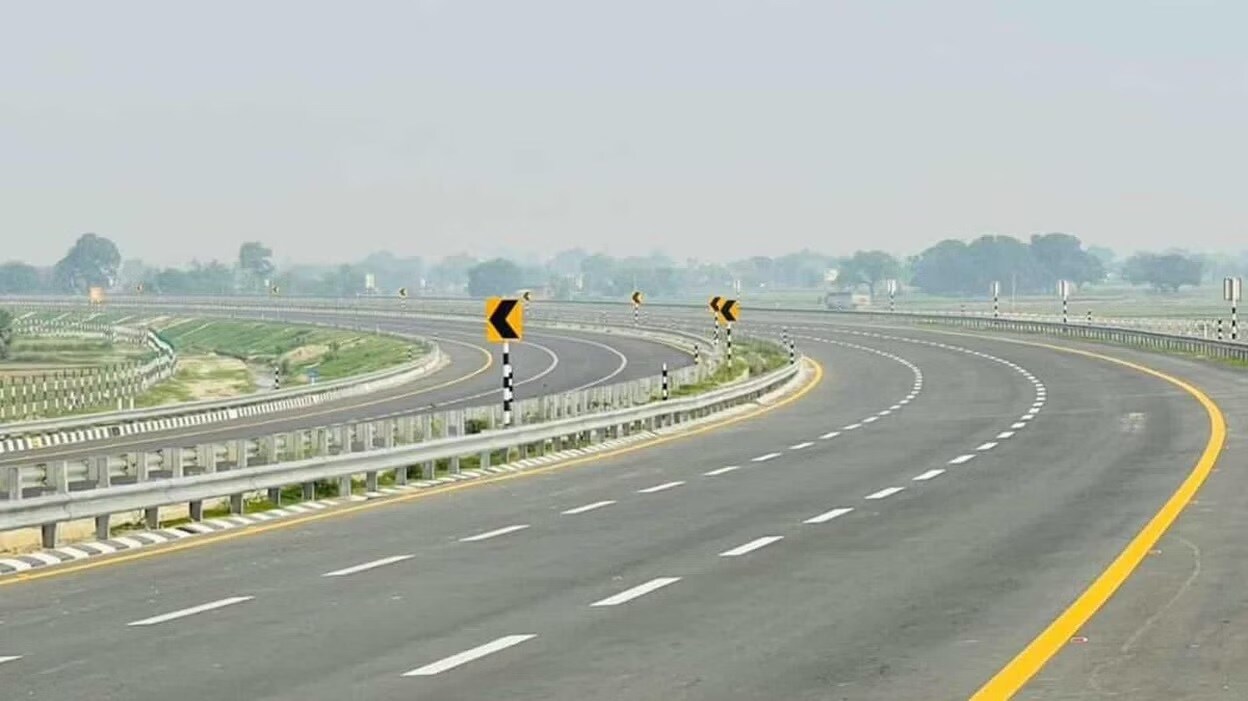Kanpur Road_a street filled with lots of traffic on a sunny day