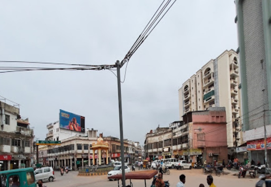 Lalbagh_a busy city street with people walking around