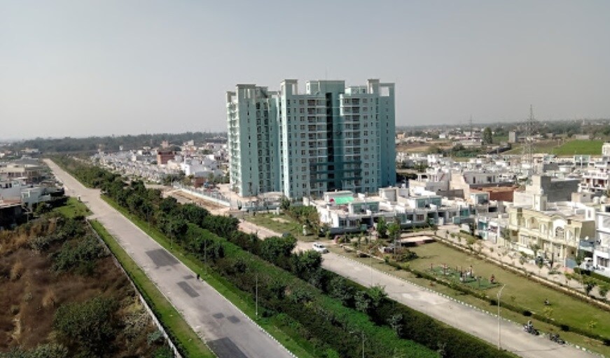 Mubarakpur_a large city with a lot of buildings