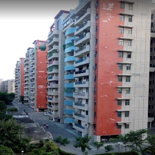 Rajajipuram_a city street filled with lots of tall buildings